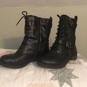 Black boots White Mountain